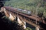 Ein Gterzug, wie man ihn sich heute nicht mehr vorstellen kann : Mit einem Zug aus gedeckten Gterwagen verschiedener Bauarten berquert 140 625 vom BW Bebra den Viadukt in Mhren (5.8.1981).