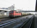 140 637 durchfhrt mit einem Kesselwagenzug am 21.12.2007 Regensburg Hbf.