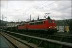 140 867 und 140 763 rollen mit ihrem Abendlichen Gterzug aus Finnentrop auf das Ausfahrtsignal in Werdohl zu.