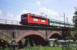 Die nordrhein-westfälische Landesgartenschau fand 1992 in Mülheim an der Ruhr statt ( MüGa ). Zur schnellen Verbindung zwischen dem Hauptbahnhof und dem Gartenschau-Gelände wurde auf der Strecke Mülheim - Duisburg-Hochfeld, auf der schon lange kein Personenverkehr mehr bestand, unter der Bezeichnung  MüGa-Wiesel  ein Pendelzug, bestehend aus 140 816 und zwei ex-Silberlingen, in Verkehr gesetzt. Das Foto zeigt ihn am 27. Juni 1992 auf dem Viadukt der Rheinischen Bahn.