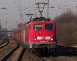 Kurz hinter dem Bahnhof in Dormagen liegt der Gleisanschluss des Bayer Chemiewerkes. Deshalb bekommt man hier ab und zu interessante Gterzge vor die Linse. Diese Doppeltraktion BR140er allerdings rauscht durch den Bahnhof in Richtung Kln. Das Foto stammt vom 18.02.2008 