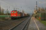 140 675-0 mit Gterzug bei der Fahrt durch den Bahnhof Ladenburg Richtung Mannheim Friedrichsfeld. 27.03.2008