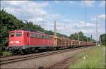 Ein schner Zug fr die Modellbahn: 140 855 hat in Finnentrop diesen Holzzug bernommen und wird in zur Kste bringen. Warscheinlich ist Wismar das Ziel. (05.06.2008)
