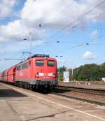 140 169 duchfhrt mit einem Ganzzug am 14.08.2008 den Bahnhof Sangerhausen Richtung Halle(Saale). 