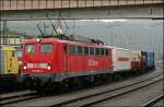 140 028 hat mit einem Kombizug den Bahnhof Kufstein erreicht und wird nun auf ein Abstellgleis fahren. (07.07.2008)
