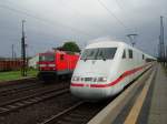 Ein BR 143 und ein ICE 1 treffen sich am Hananuer Hbf. 