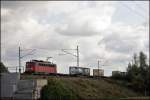 140 827 bringt einen kurzen Containerzug in Richtung Duisburg. (02.10.2008)
