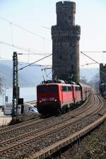 140 791-5 zieht mit einer Schwesterlok einen schweren Schttgutzug Richtung Koblenz, Ausfahrt Oberwesel am Rhein.