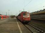 Die Orientrote 140 024-1 mit einem Ganzzug bei der Durchfahrt von Koblenz.4.4.09