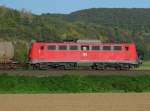 140 502-6, eine der noch verbleibenden 140er, zieht ihren ler durch die Herbstsonne. Hier zwischen Bad Sooden Allendorf und Eschwege West. Aufgenommen am 20.10.2009.