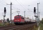 140 876-4 kommt hier mit einem Gterzug durch Lbbenau/Spreewald gedst.