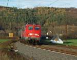 Von der immer frher untergehenden Herbstsonne ausgeleuchtet: 140 012-6 mit Kesselwagenzug in Fahrtrichtung Sden zwischen Mecklar und Friedlos. Aufgenommen am 14.11.2010.