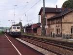 Eine Hauptrolle fr das alte Bahnhofsgebude und eine Nebenrolle fr die 140 574-5 mit einem Gterzug auf Bahnhof Hasbergen am 2-6-2000.