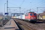 140 572-9 mit einem Containerzug in Niederndodeleben und ist in Richtung Magdeburg unterwegs. 01.03.2011