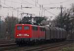 140 805-3 und 140 843-4 mit einem Gterzug nach Aachen-West/Montzen (B) bei der Durchfahrt in Kln-West, 26.3.11