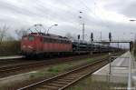 Die nicht mehr so gut aussehende 140 214-8 mit dem Opel Autozug in Priort in Richtung Marquardt unterwegs. 07.04.2011