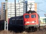 140 672-7 hat den Rgendamm hinter sich gelassen und nhert sich dem Bahnhof Stralsund.  (am  22.12.05)