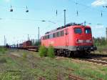 Die DB Cargo-Lok 140 528 wartet abgebgelt mit einem Gterzug in Coswig - 28.04.2004  