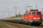 DB Cargo 140 432-6 fhrt am 15.4.11 mit einem Aluzug durch Ratingen-Lintorf.