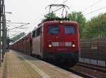 140 037-3 mit langem und voll beladenem Autotransportzug in Fahrtrichtung Wunstorf. Aufgenommen am 29.04.2011.