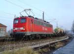 140 342-7 mit einem Kesselwagenzug hat den Rgendamm hinter sich gelassen und fhrt weiter in Richtung Greifswald.  (Stralsund am 16.12.04) 