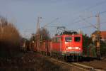 140 637 mit einem Gterzug am 28.12.11 in Limmer.