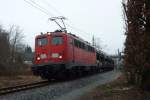 Br 140 857-4 der EGP mit einem Gterzug am 02.03.2012 in der nhe von Leer.