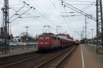 140 002-7 am 05.04.2012 mit einem Gterzug richtung Osnabrck durch Leer.