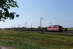 140 857-4 der EGP fuhr am 25.05.2012 mit einem leeren Autozug von Emden gen Osten, hier bei Petkum.