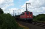 Die 140 857-4 fuhr am 01.06.2012 mit einem Autozug von Emden gen Osten, hier bei Veenhusen.