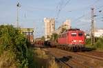 140 535-6 passiert am Abend des 22.06.2012 mit ihrem gemischten Gterzug das Stellwerk des Betriebsbahnhofs Misburg.