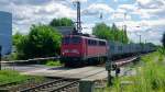 die 140 859-2 mit einem Containerzug am Bahnbergang Cossebaude (Sachsen) in Richtung Coswig, 14.7.12 