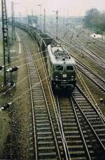 140 797-2 mit einem Gterzug im April 1983 im Verschiebebahnhof Dortmund.