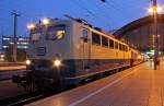 140 423-5 beim kurzen Halt an Gleis 5 in Kln Hbf, um die Wagen wieder rtg KKB zu bringen und Lz rtg KKOL aufzubrechen , 06.11.2012