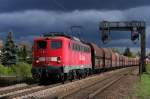 Der nchste Schauer kommt bestimmt und vor der Regenfront flchtet 140 801-2 mit einem stattlichen Kohleleerzug in Richtung Ruhrgebiet.