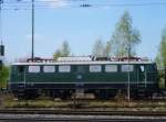 E40 128 brachte am 24.04.13 einen Zug mit alten Reisezugwagen nach Lichtenfels.
