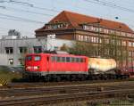 140 353-4 mit einem gemischten Güterzug bei Löhne. April 2014