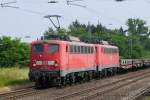 DB-140 858 (mit Einholm-Stromabnehmer) leistet Vorspann bei RBH-140 815 und einem Zug aus leeren Transportwagen für Aluminum-Rollen (Norf, 2.6.14).