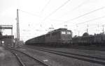 140726 ist am 3.9.1985 mit einem Güterzug in Richtung Münster unterwegs.