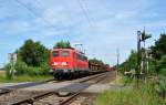 140 680-0 fuhr am 11.06.2014 mit einem Güterzug von Emden nach Osnabrück, hier südlich von Leer.