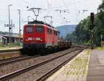 Nach einer Fahrt mit der  kleinen  Bahn ist ein paar Schritte weiter die große Bahn; 140 837-6 mit 140 791-5 und  einem Flachwagen-Zug in Fahrtrichtung Norden.