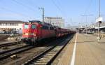 140 214-8 DB steht im Würzburger-Hbf mit einem langen Autoleerzug und wartet auf weiterfahrt in Richtung Nürnberg bei Schönem Sonnenschein am Vormittag vom 20.2.2015.