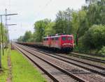 Diese 140er Doppeltraktion (140 855-8 führend) kam mit altem Schotter auf Flachwagen am 29.04.2104 durch Dedensen-Gümmer in Richtung Wunstorf.