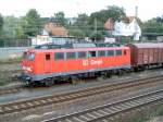 Die abgebügelte 140 600 steht am 01.09.2003 mit einem Güterzug in Leipzig-Leutzsch.
