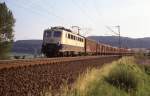 140330 rollt mit einem Güterzug am 2.7.1991 um 19.45 Uhr vom Wiehengebirge abwärts Richtung Bohmte.