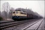 Raureif lag noch auf den Ausweichgleisen des Bahnhofs Natrup-Hagen, als 140338 am 22.11.1991 um 9.32 Uhr mit einem Güterzug in Richtung Münster durch fuhr.