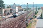 Blick von der alten Brücke der B 13 in Lehrberg nach Süden auf eine unbekannte 140er mit Nahverkehrszug nach Würzburg.