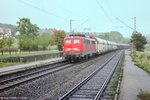 140 681 fuhr am 1.10.04 mit Güterzug Richtung Würzburg durch den ehemaligen Bahnhof Rosenbach.