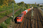 Nördlich des Bahnhofs Köln-West kann man in der warmen Jahreszeit ebenfalls recht gut Züge fotografieren.
Wie hier zum Beispiel 140 728, aufgenommen am 28. Oktober 2005. 