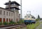 140 423-5 hat einen Foto-Gterzug nach Naumburg gebracht und passiert gerade die Ruine des ehemaligen Fahrdienstleiter-Stellwerkes.